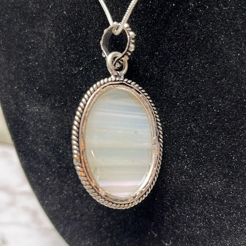HANDMADE WHITE AGATE SILVER PENDANT WITH 925 SILVER CHAIN
NWT - Picture 3 of 8